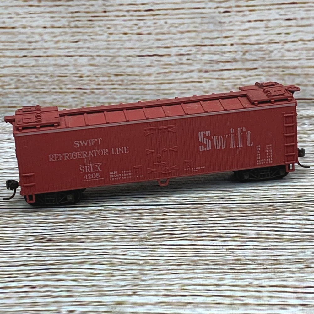 Red Swift Refrigeration‎ Line SRLX 4208 HO Scale Model Train Car